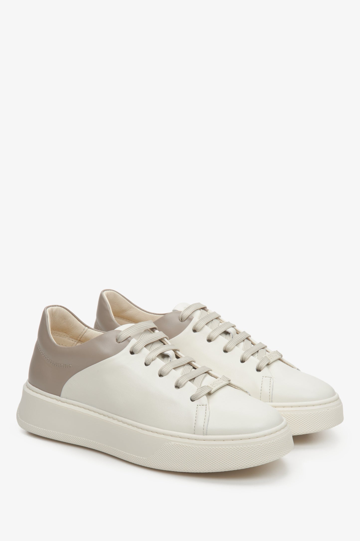 Beżowo-brązowe, skórzane trampki damskie Estro ze sznurowaniem na wiosnę.