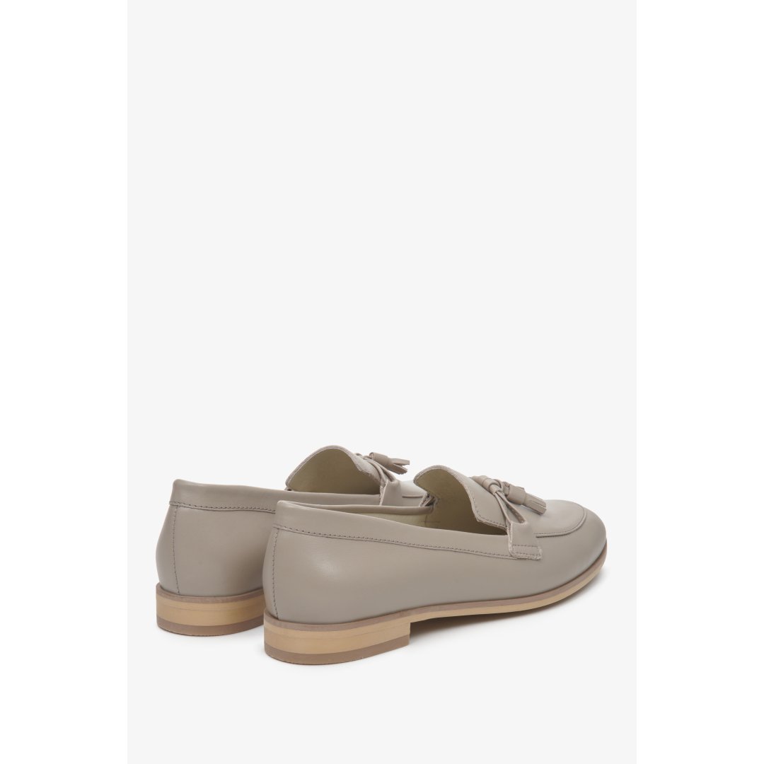 Lordsy - buty damskie w kolorze beżowym z frędzlami marki Estro ze skóry naturalnej.