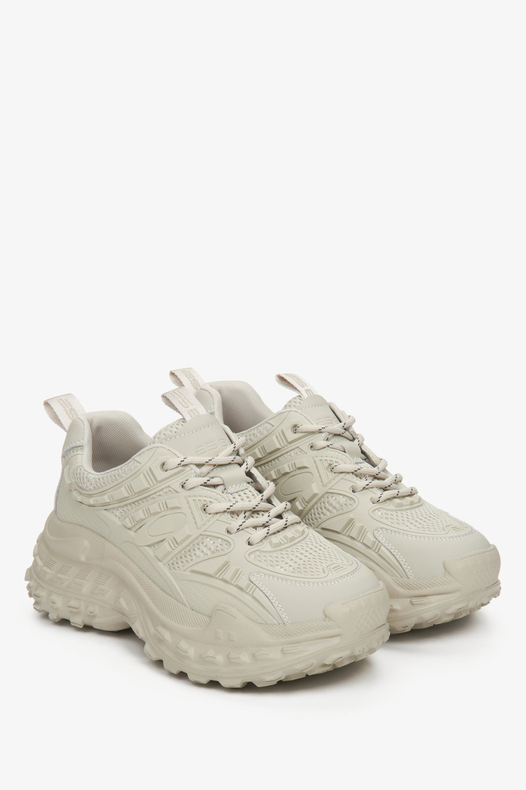 Jasnozielone sneakersy damskie na wiosnę i jesień ze skóry naturalnej ze sznurowaniem - prezentacja czubka buta i zapiętka.