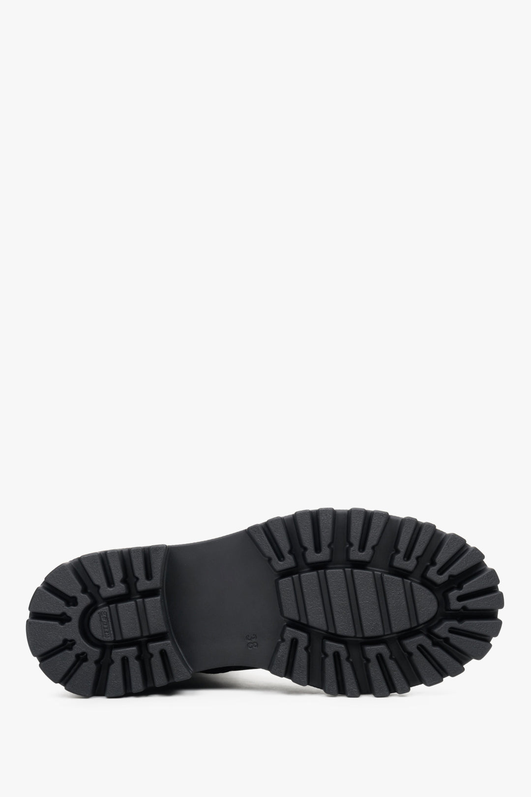 Damskie, wysokie botki jesienne w kolorze czarnym Estro - zbliżenie na podeszwę buta.