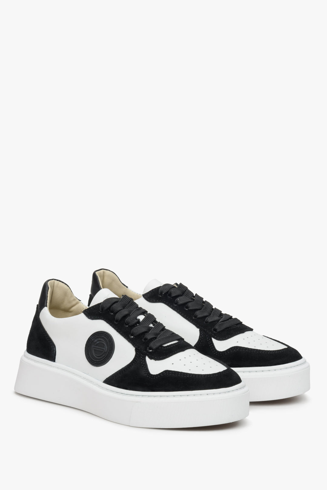 Sneakersy damskie z weluru i skóry naturalnej Estro ze sznurowaniem w kolorze biało-czarnym.