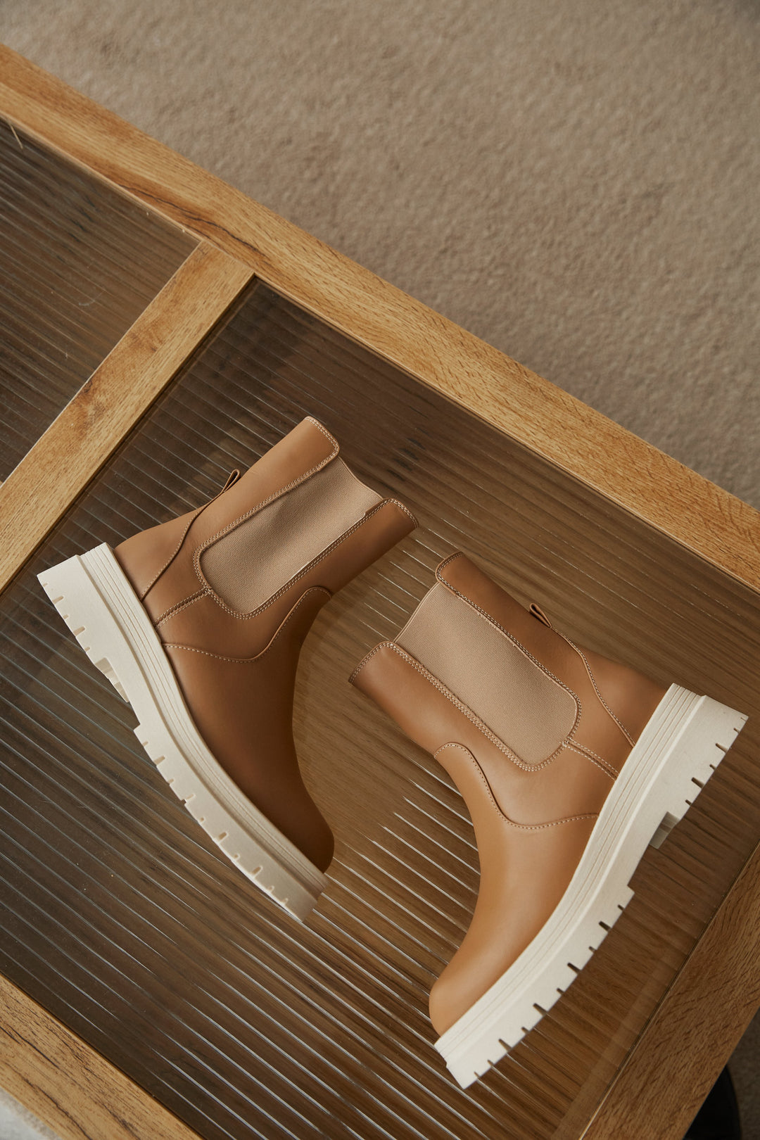 Stylowe, brązowe botki damskie na jesień ze skóry naturalnej marki Estro.