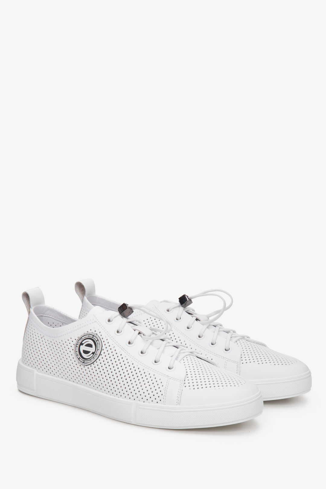 Trampki męskie w kolorze białym ze skóry naturalnej - zbliżenie na przyszwę boczną i czubek buta.