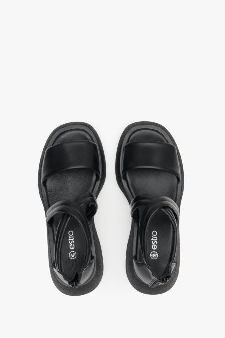 Skórzane, czarne sandałki damskie Estro - prezentacja obuwia z góry.