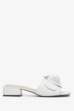 Białe klapki damskie skórzane na niskim obcasie Estro ER00112833