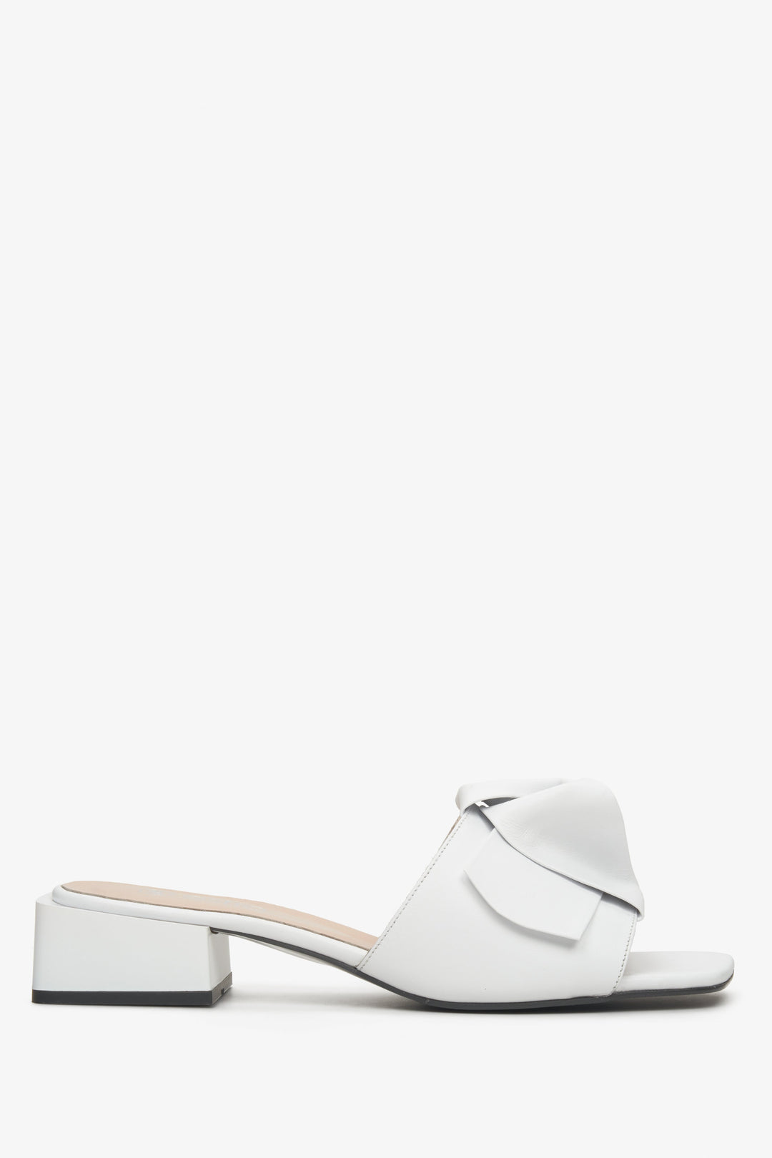 Białe klapki damskie skórzane na niskim obcasie Estro ER00112833