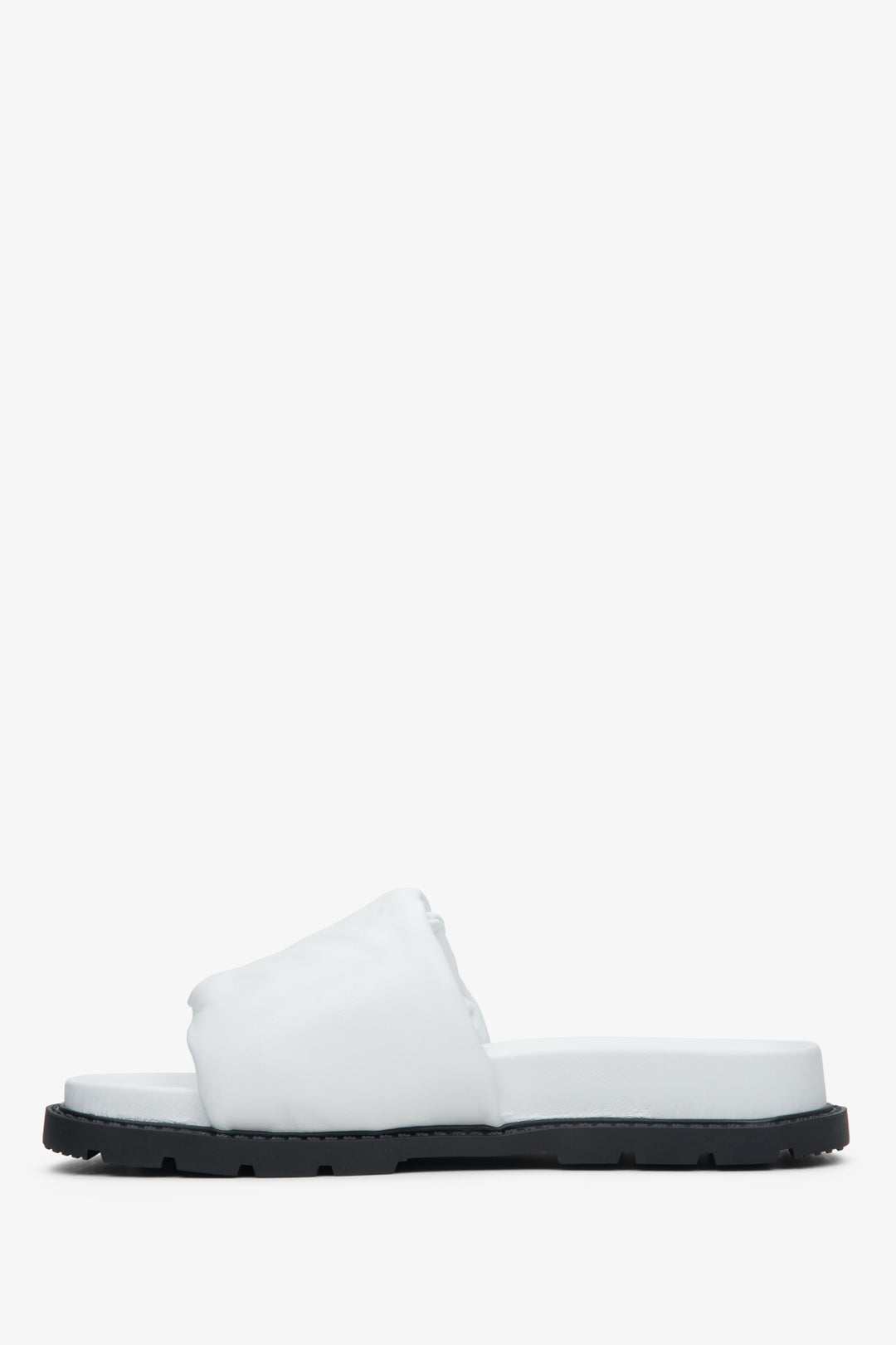 Klapki damskie białe ze skóry naturalnej zapinane na rzep - profil butów.