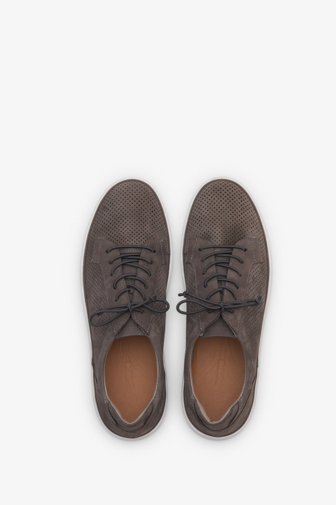 Szare, letnie trampki męskie z perforacją Estro - prezentacja obuwia z góry.