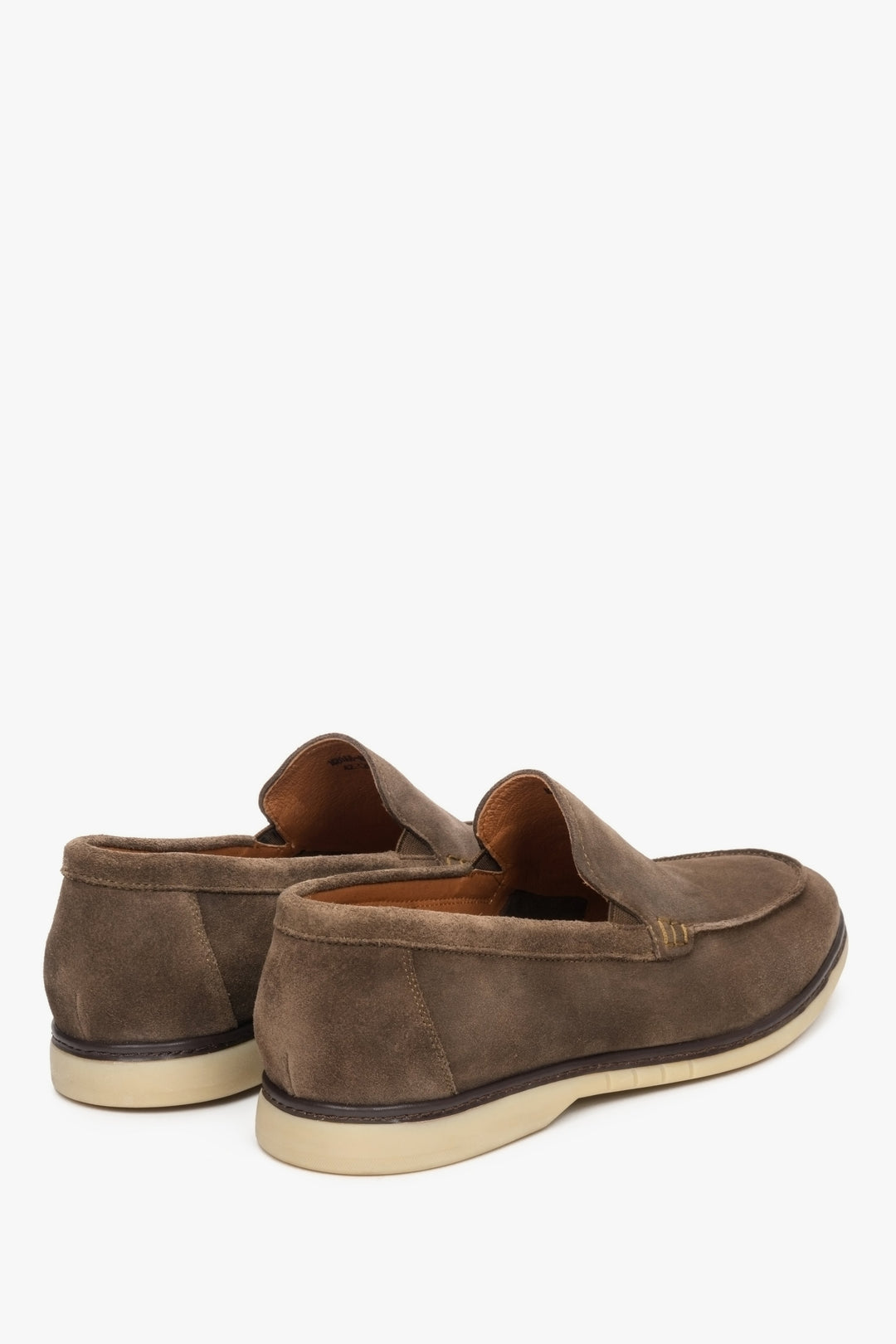 Męskie brązowe mokasyny z weluru naturalnego na wiosnę - prezentacja zapiętka i przyszew bocznych.
