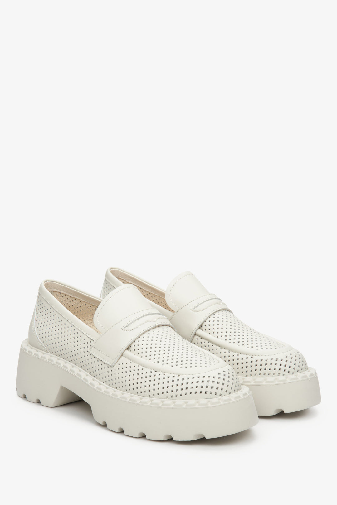 Jasnobeżowe, skórzane mokasyny damskie Estro z perforacją - prezentacja czubka buta i przyszwy bocznej.