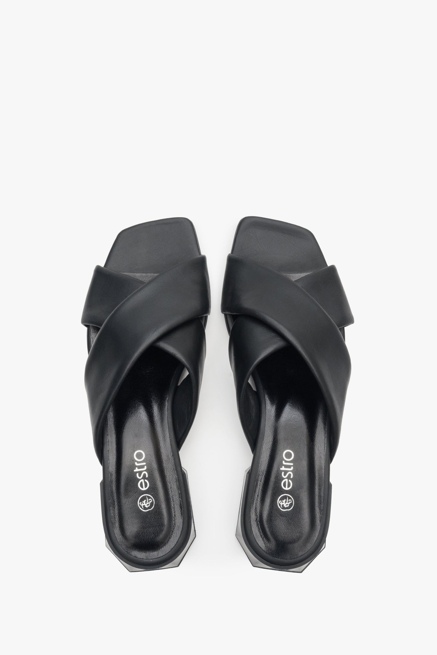 Klapki damskie w kolorze czarnym skórzane Estro - prezentacja modelu z góry.