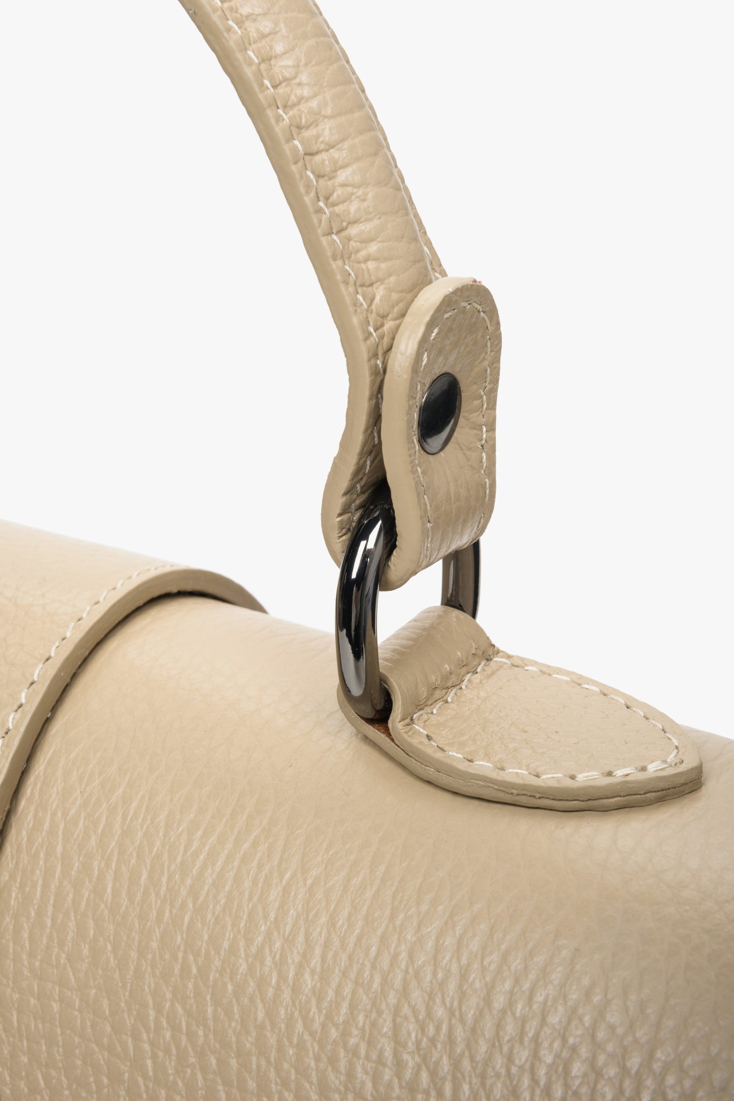 Beżowa torebka damska Estro ze skóry naturalnej - zbliżenie na rączkę.