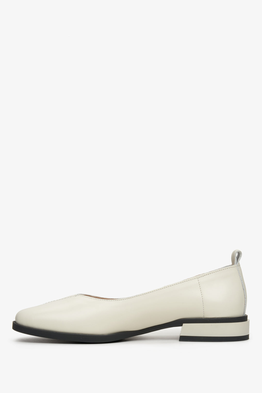 Baleriny damskie beżowe na obcasie ze skóry naturalnej Estro - prezentacja profilu buta.