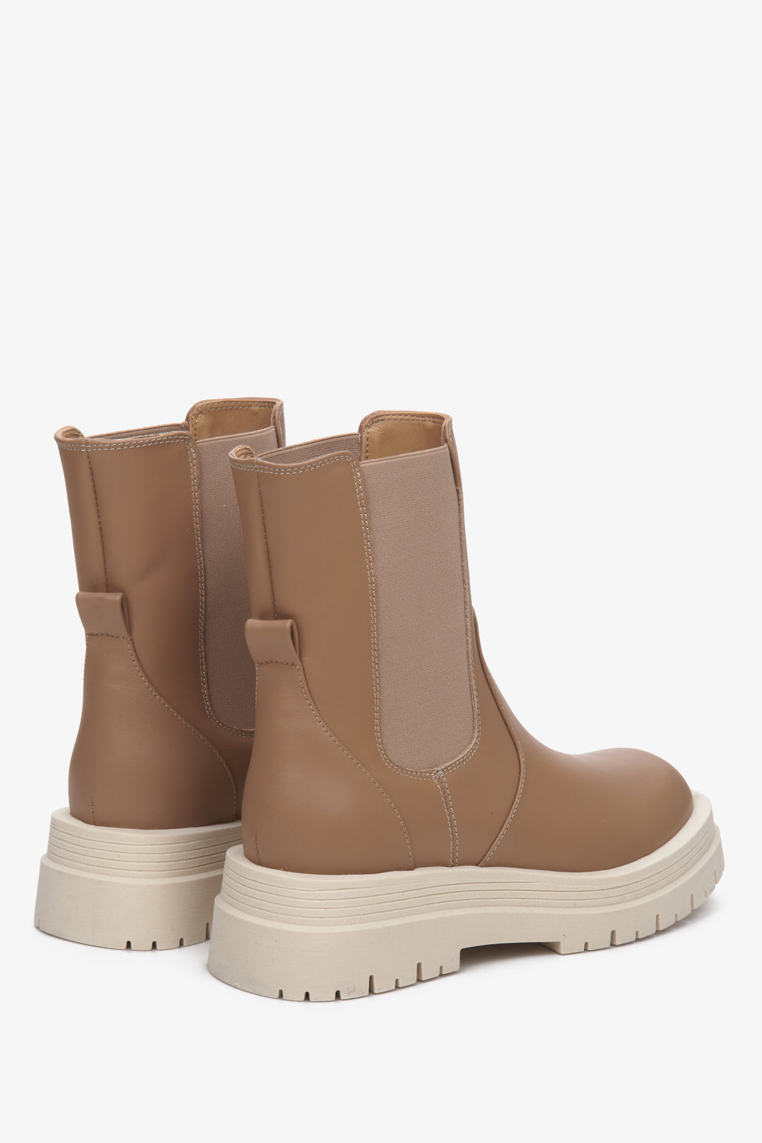 Wysokie, jesienne botki damskie ze skóry naturalnej w kolorze brązowym - zbliżenie na zapiętek butów.