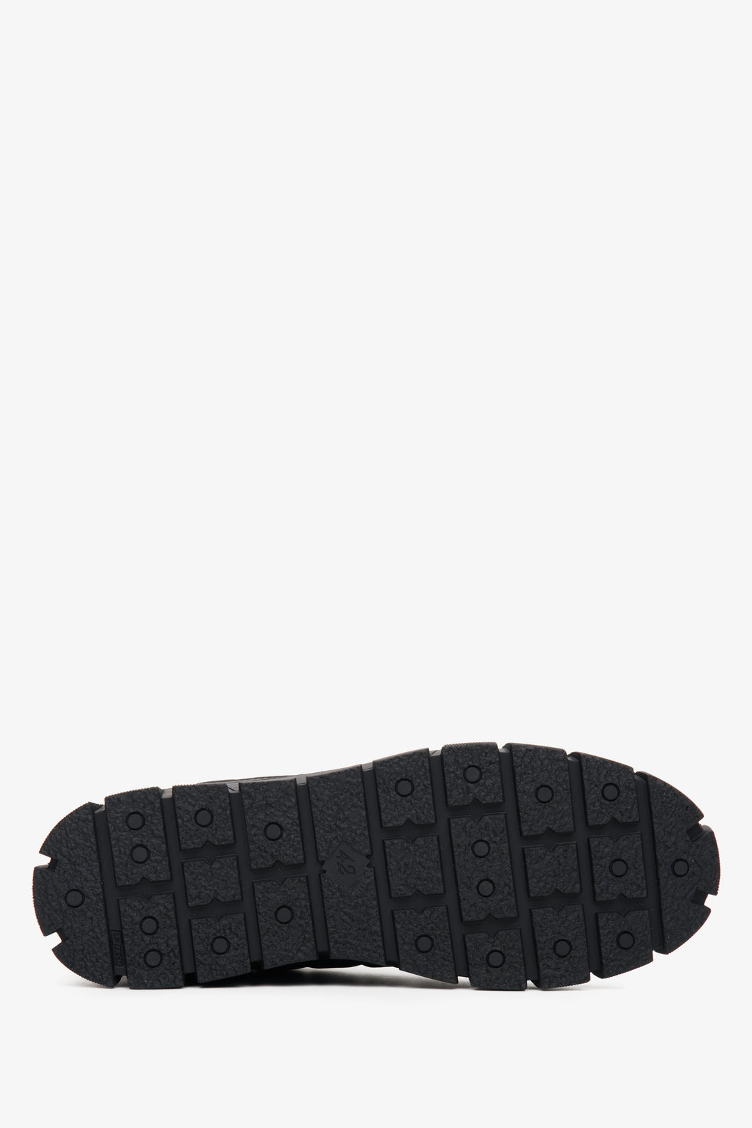 Męskie botki w kolorze czarnym z ociepleniem marki Estro - zbliżenie na podeszwę.