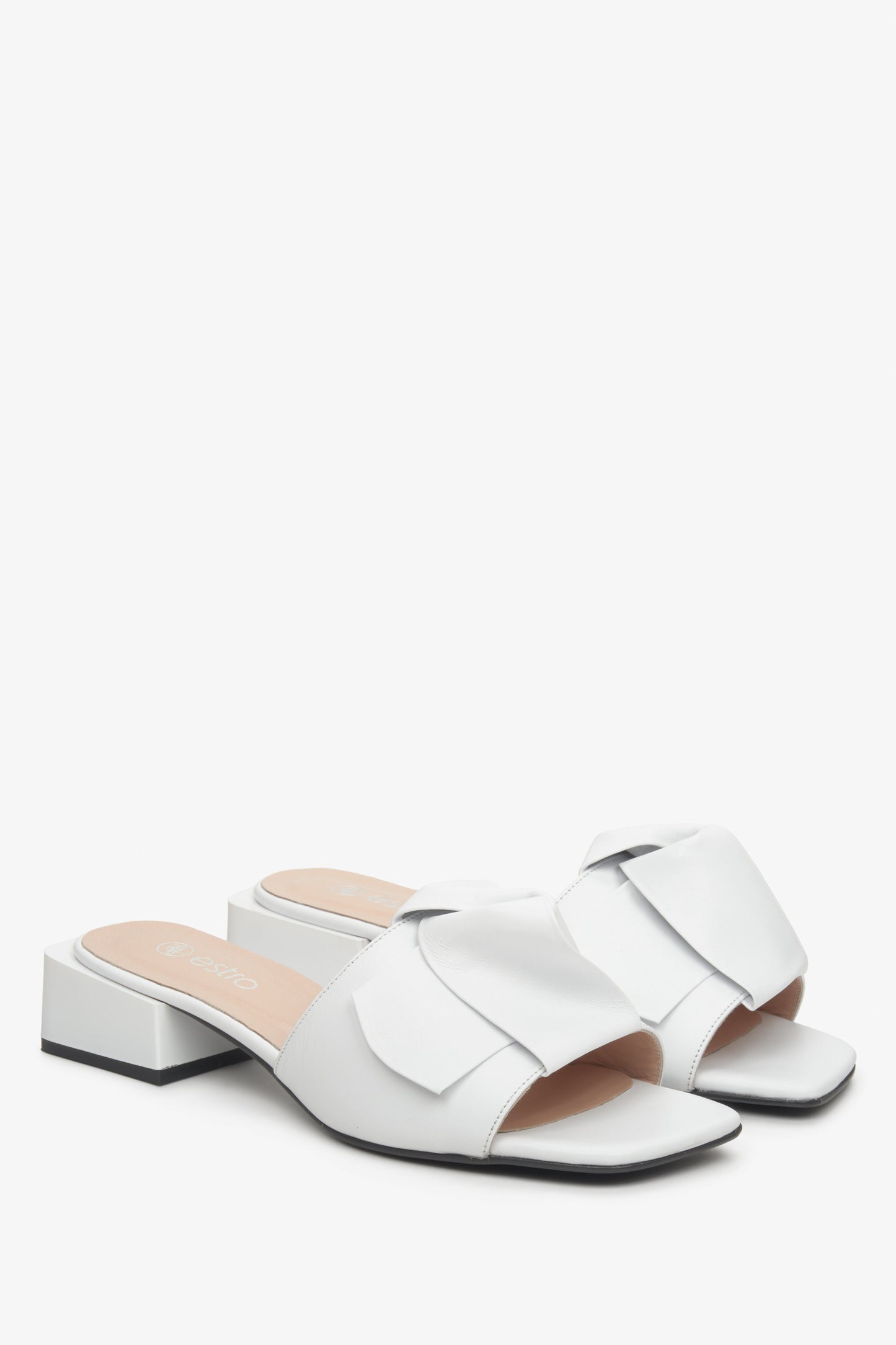 Klapki damskie białe z kokardą skórzane Estro.