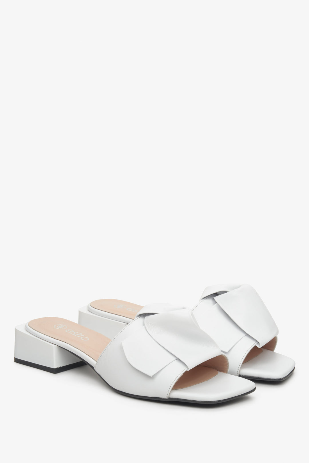 Klapki damskie białe z kokardą skórzane Estro.