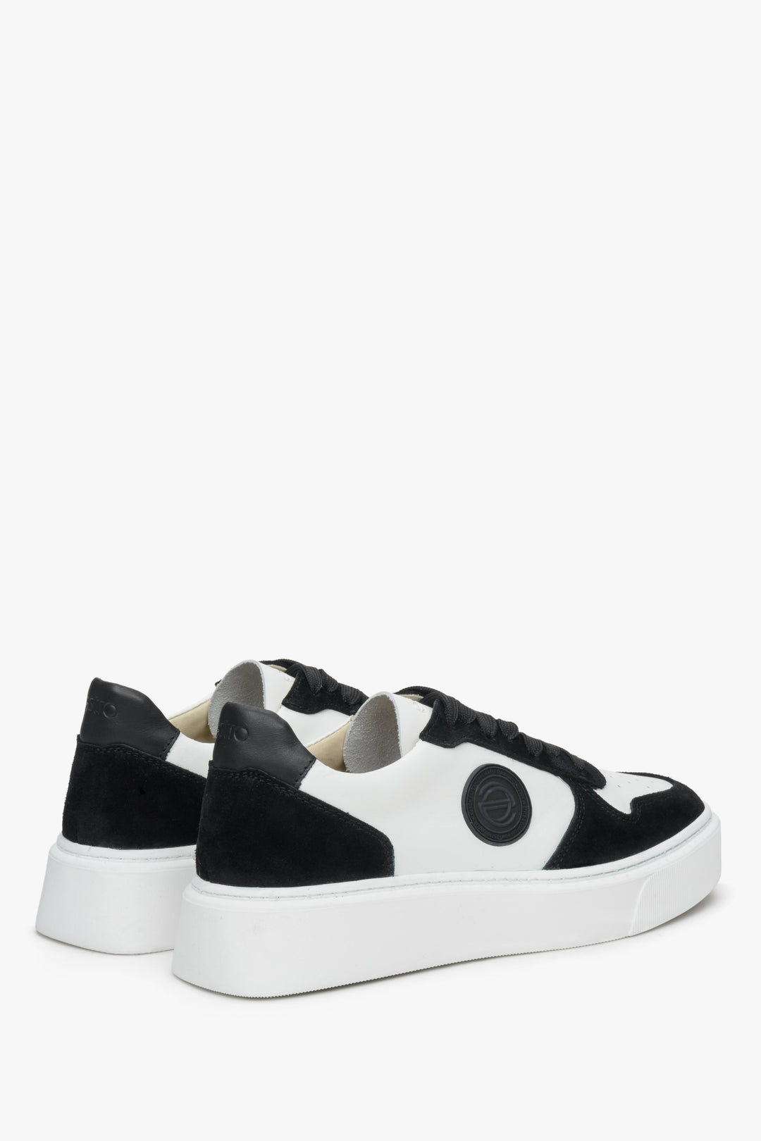 Czarno-białe miękkie i wygodne sneakersy damskie Estro ze skóry i weluru - zbliżenie na przyszwę boczną i zapiętek.