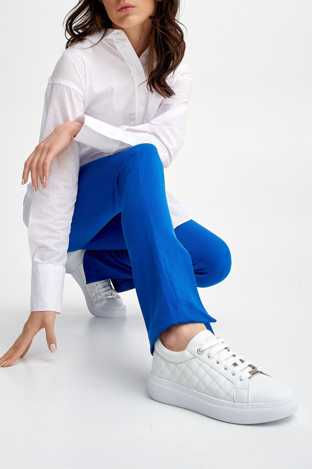 Białe trampki damskie ze skóry naturalnej z pikowaniem Estro ER00111174