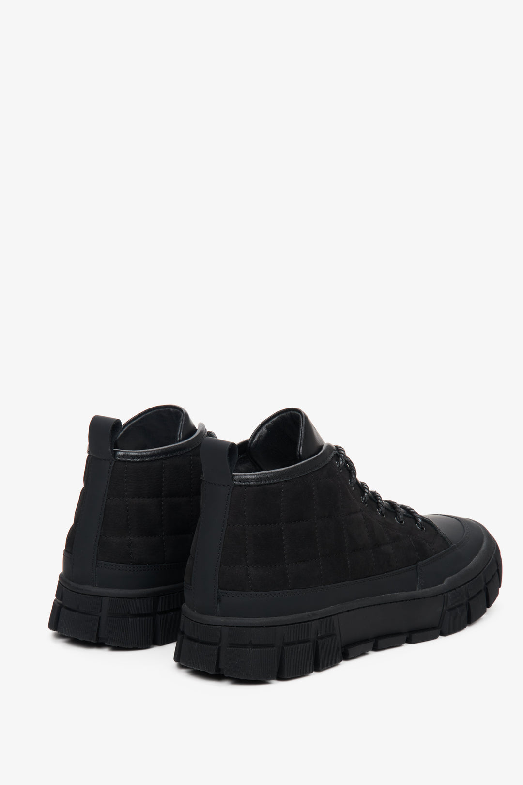 Botki męskie marki Estro w kolorze czarnym ze sznurowaniem - zbliżenie na tył buta.