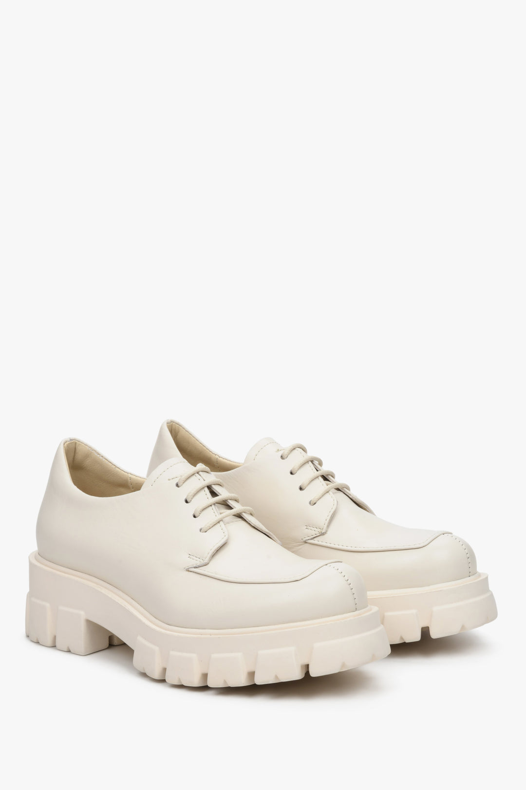 Półbuty beżowe damskie ze skóry naturalnej marki Estro - prezentacja linii bocznej i