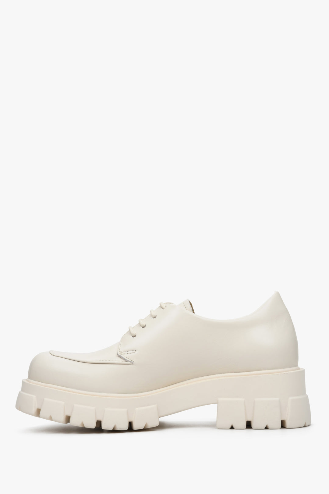 Sznurowane półbuty damskie Estro w kolorze beżowym