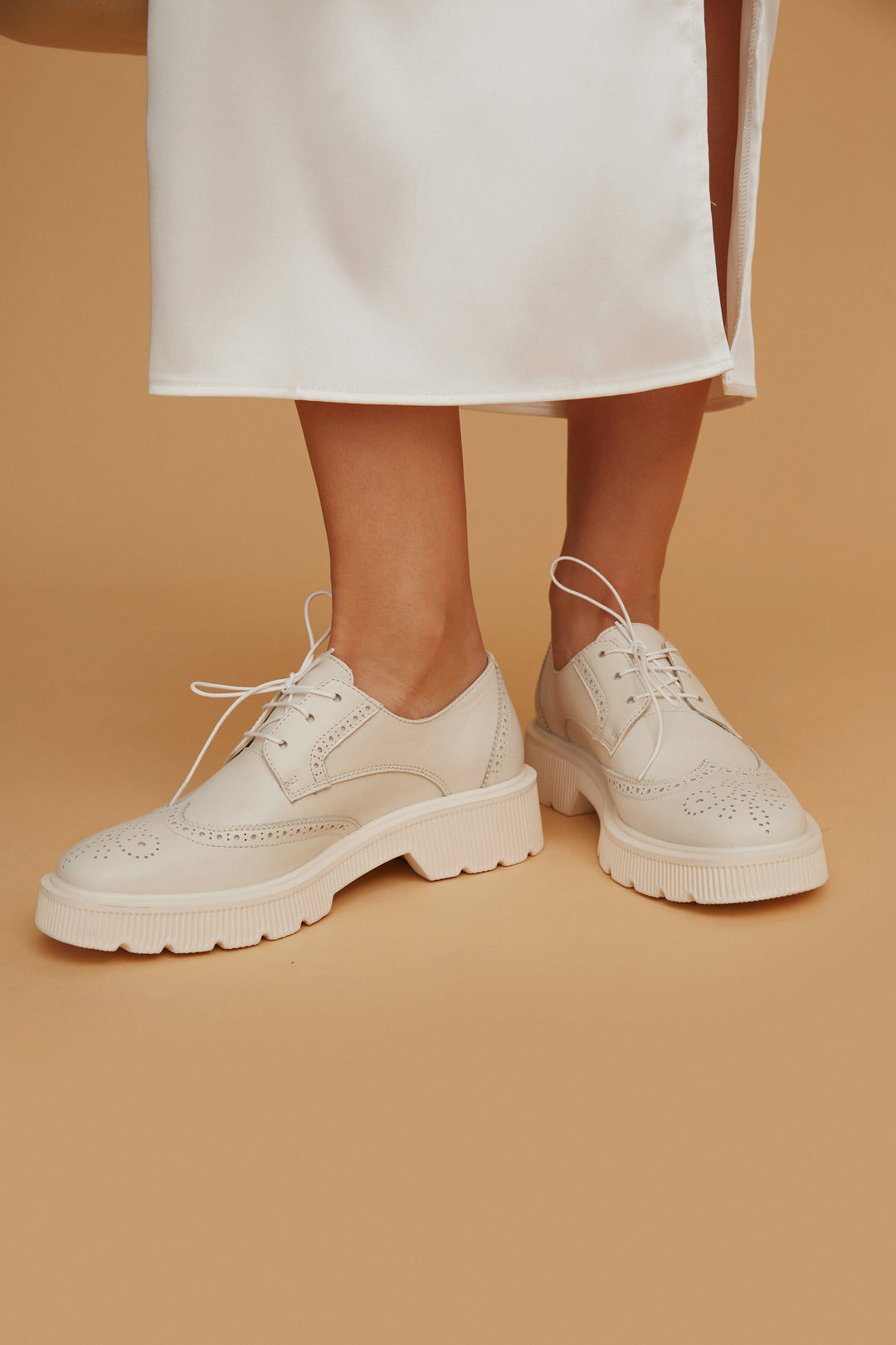 Sznurowane, wygodne półbuty damskie Estro w kolorze beżowym - prezentacja obuwia na modelce.