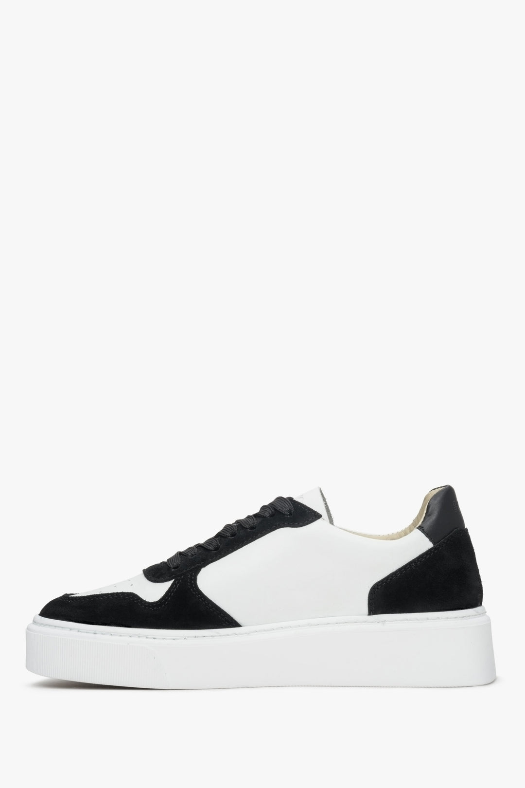 Sneakersy damskie z kombinowanych materiałów, skórzano-welurowe w odcieniu bieli i czerni.