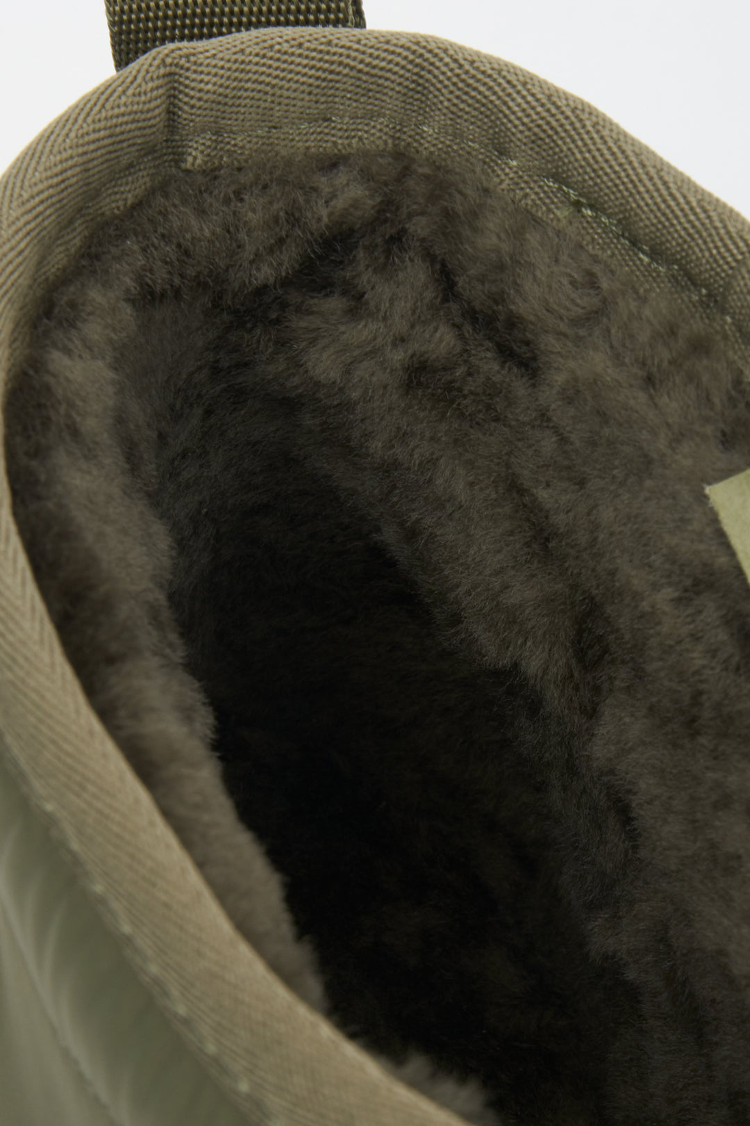 Zielone śniegowce damskie Estro - zbliżenie na miękki, futrzany wsad buta.