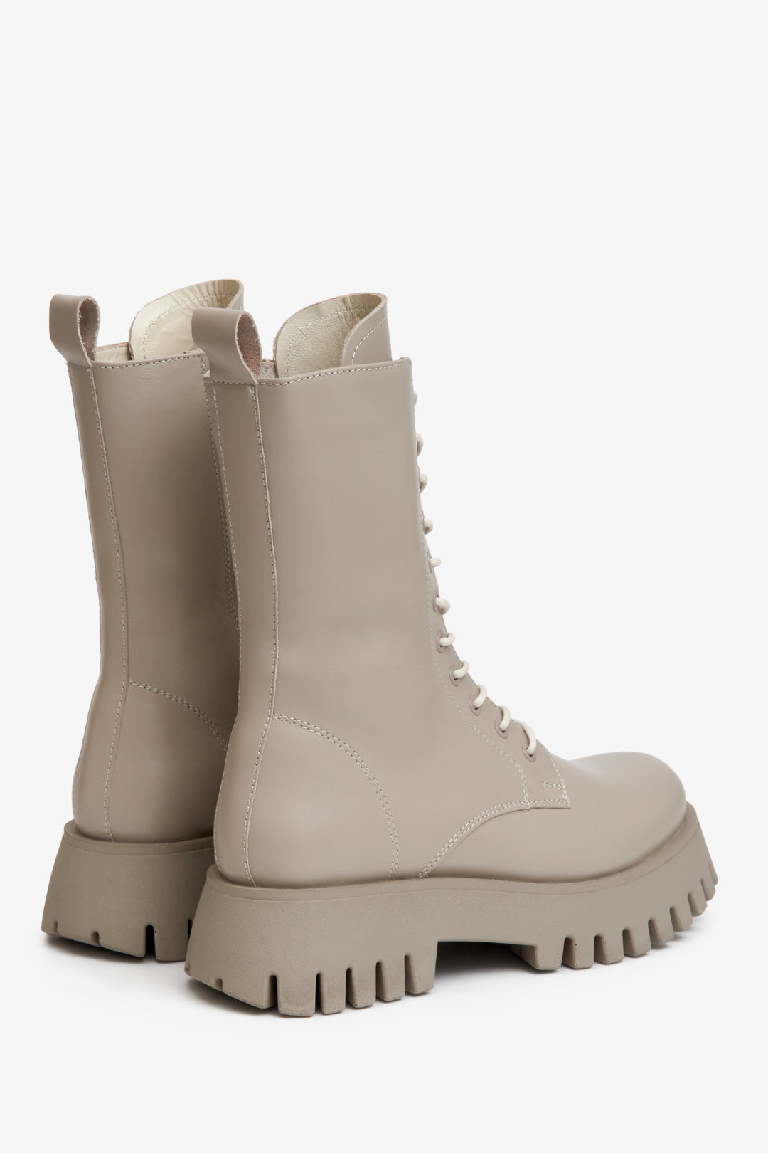 Beżowe, damskie, wysokie botki ze sznurowaniem marki Estro - zbliżenie na tylną część buta.