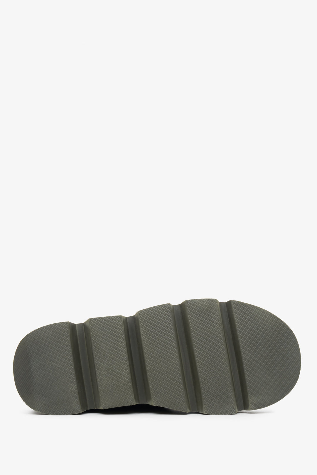 Śniegowce damskie w kolorze zielonym z futrzanym wsadem Estro - zbliżenie na podeszwę buta.