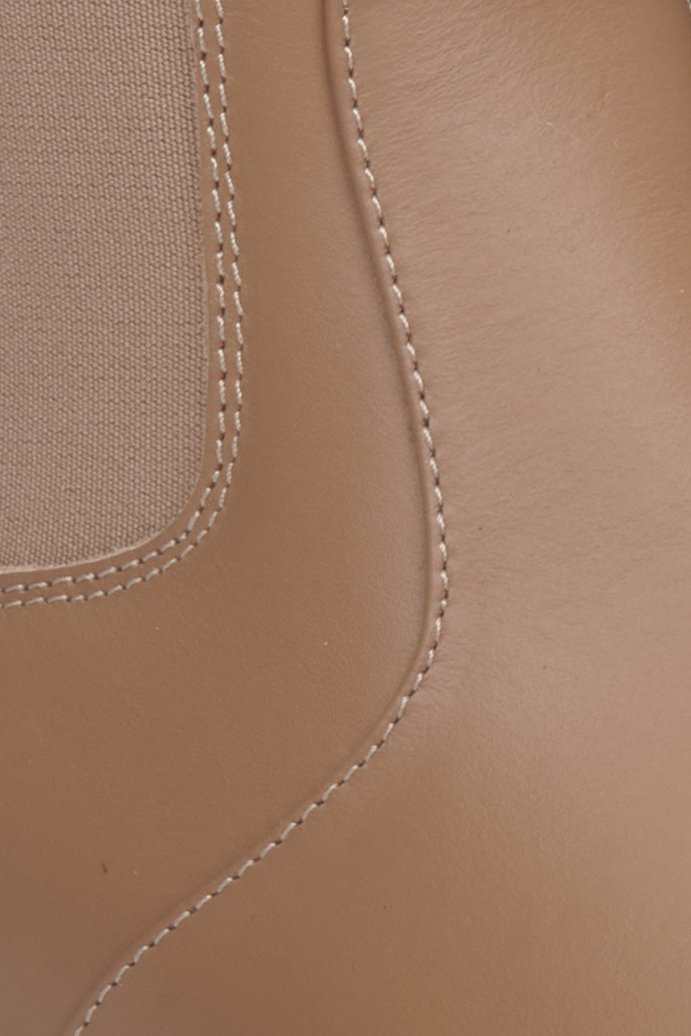 Botki damskie w kolorze brązowym na jesień ze skóry naturalnej marki Estro - zbliżenie na detale.