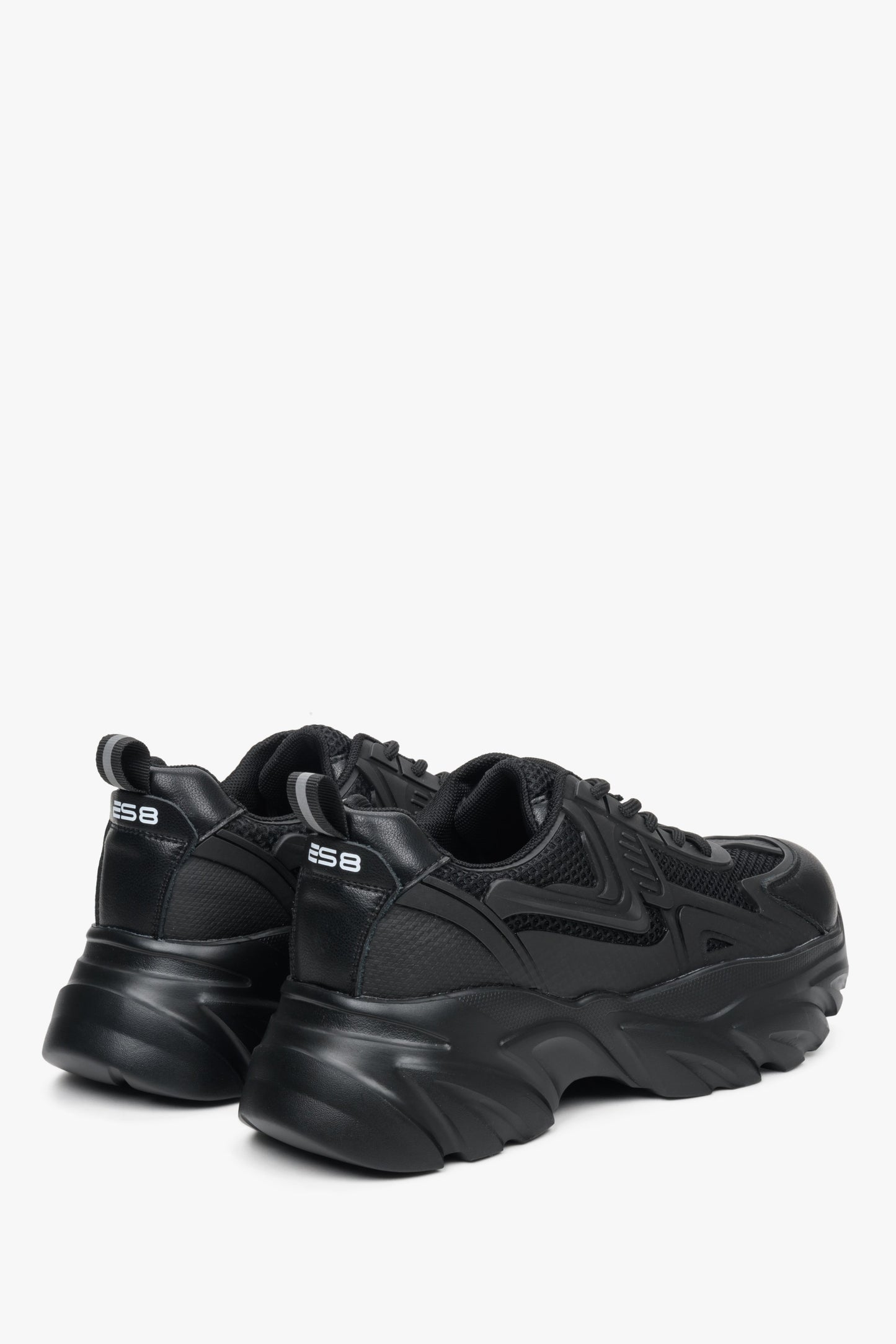 Czarne sneakersy damskie ES 8 na grubej podeszwie - zbliżenie na grubą podeszwę i zapiętek.