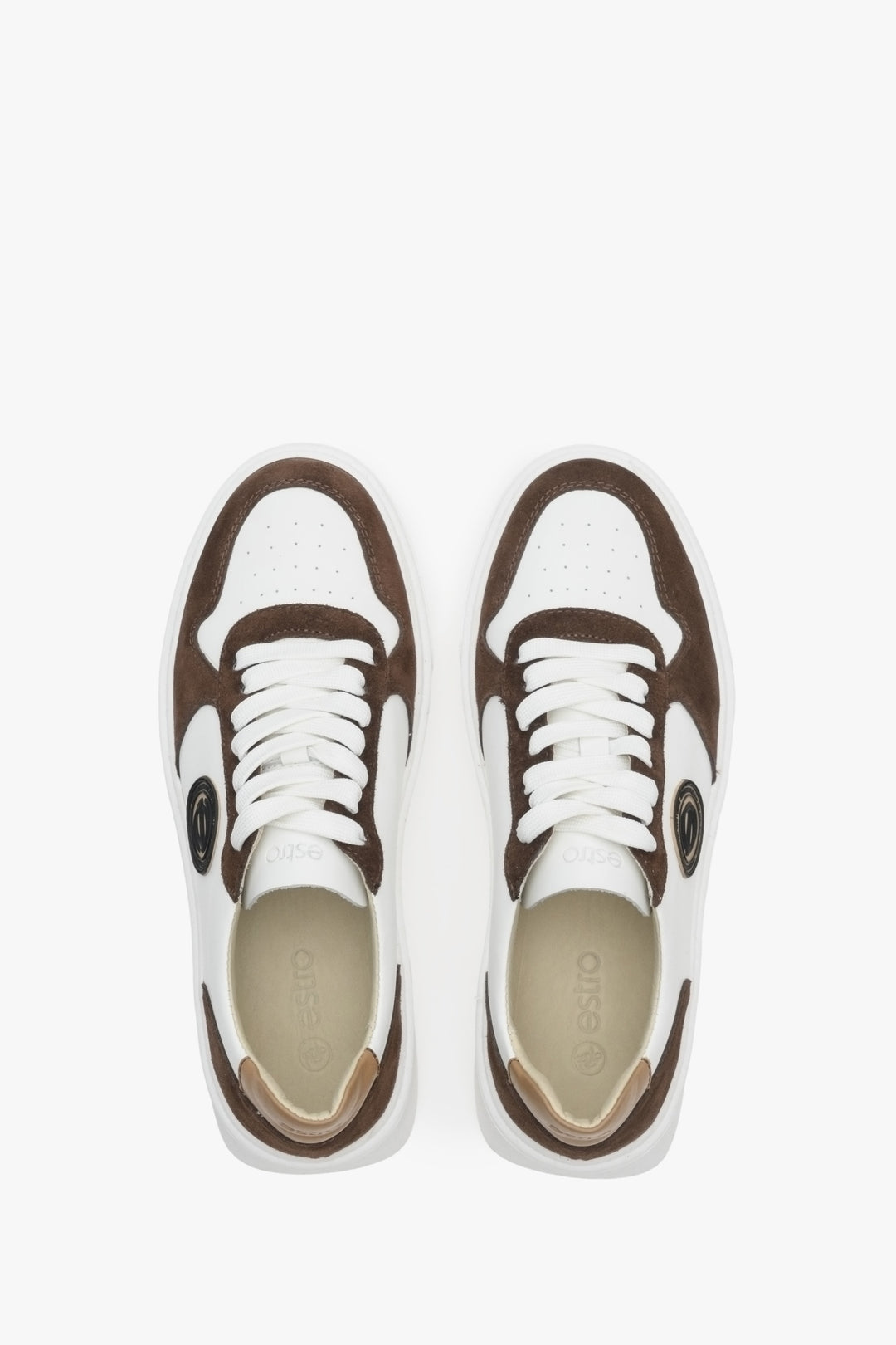 Biało-brązowe sneakersy damskie na wiosnę i jesień Estro - prezentacja obuwia z góry.