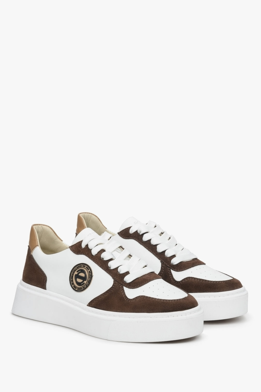 Sneakersy damskie z weluru i skóry naturalnej Estro ze sznurowaniem w kolorze biało-brązowym.