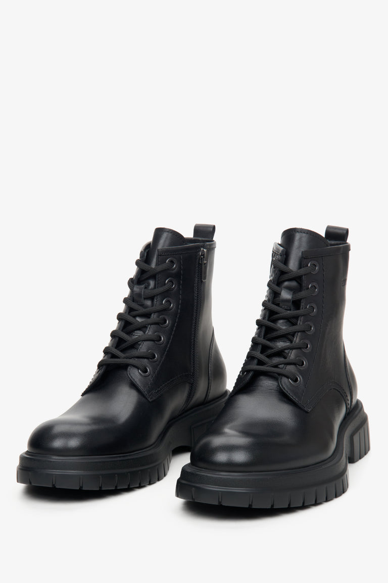 Czarne, skórzane botki męskie Estro - zbliżenie na czubek buta i ozdobne sznurowanie.