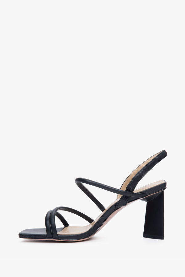 Damskie sandałki w kolorze czarnym z wysokogatunkowej, włoskiej skóry naturalnej z cienkich pasków - profil buta.