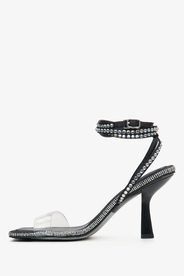 Sandałki damskie na obcasie w kolorze czarnym wysadzane kryształkami Estro - profil buta.