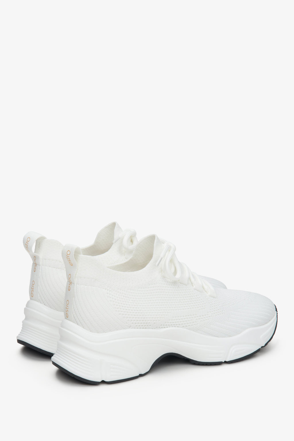 Białe, wygodne sneakersy damskie z siateczki na lato Estro - prezentacja zapiętka i przyszwy bocznej butów.