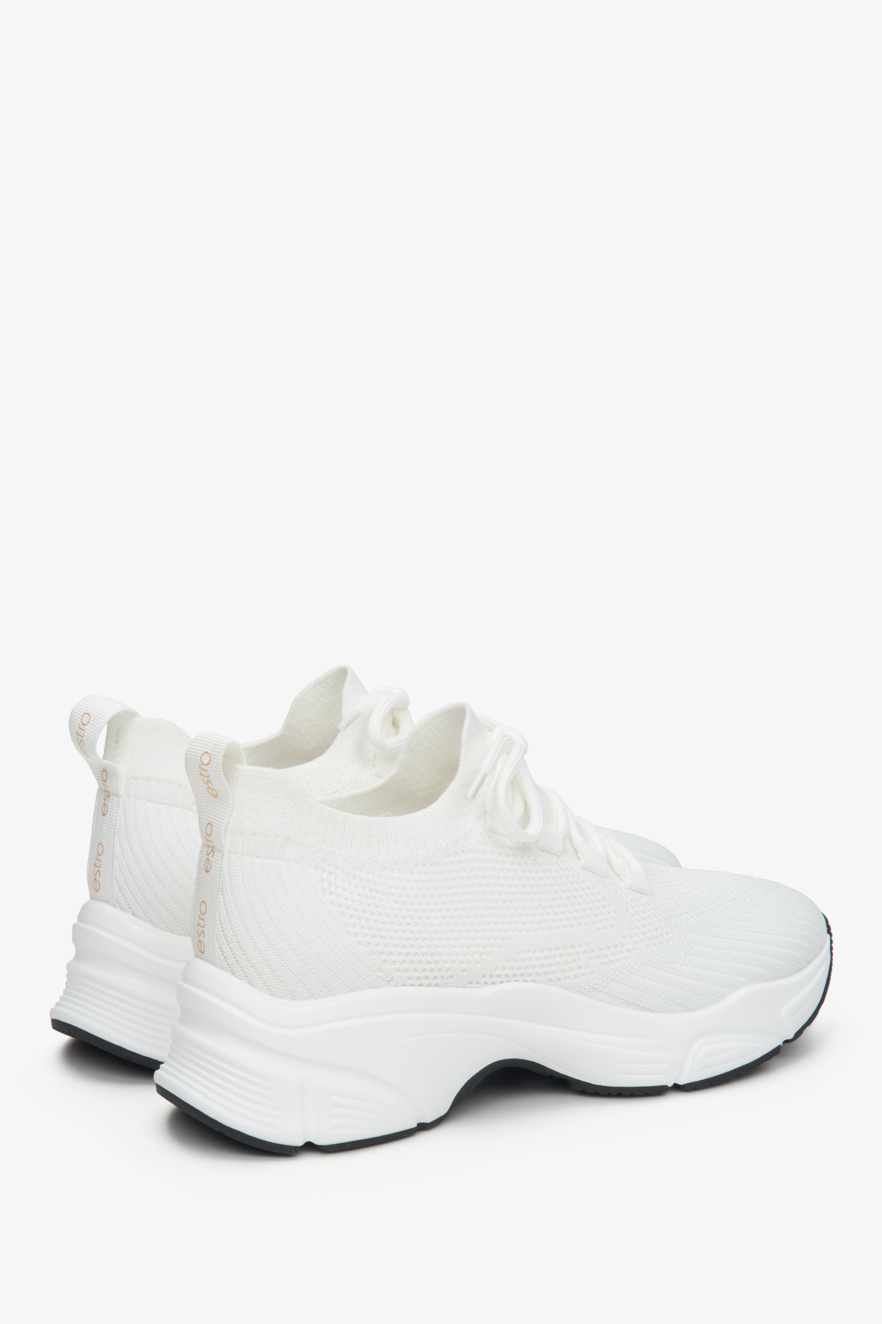 Białe, wygodne sneakersy damskie z siateczki na lato Estro - prezentacja zapiętka i przyszwy bocznej butów.