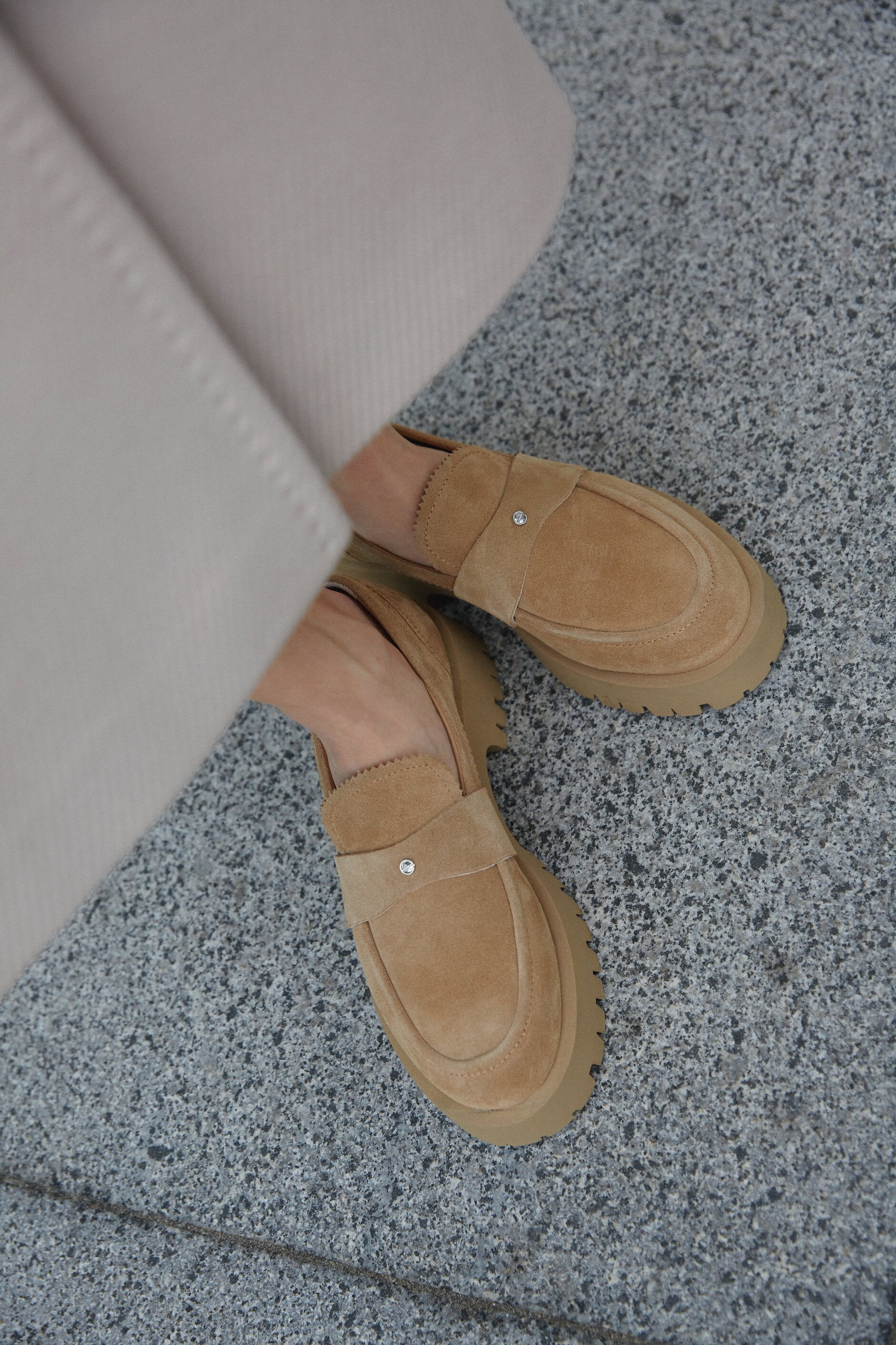 Brązowe loafersy damskie na masywnej podeszwie z weluru naturalnego Estro ER00114646