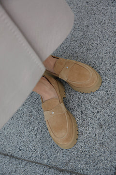 Brązowe loafersy damskie na masywnej podeszwie z weluru naturalnego Estro ER00114646
