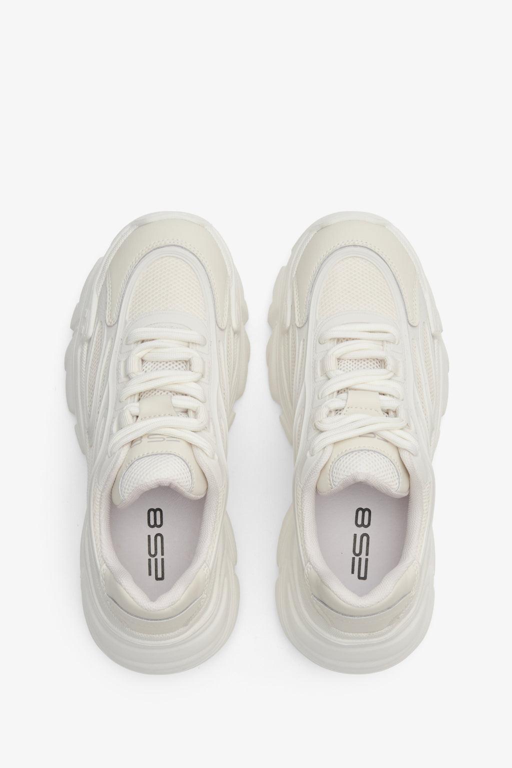Sznurowane sneakersy damskie ES 8 w kolorze jasnobeżowym - prezentacja modelu z góry.
