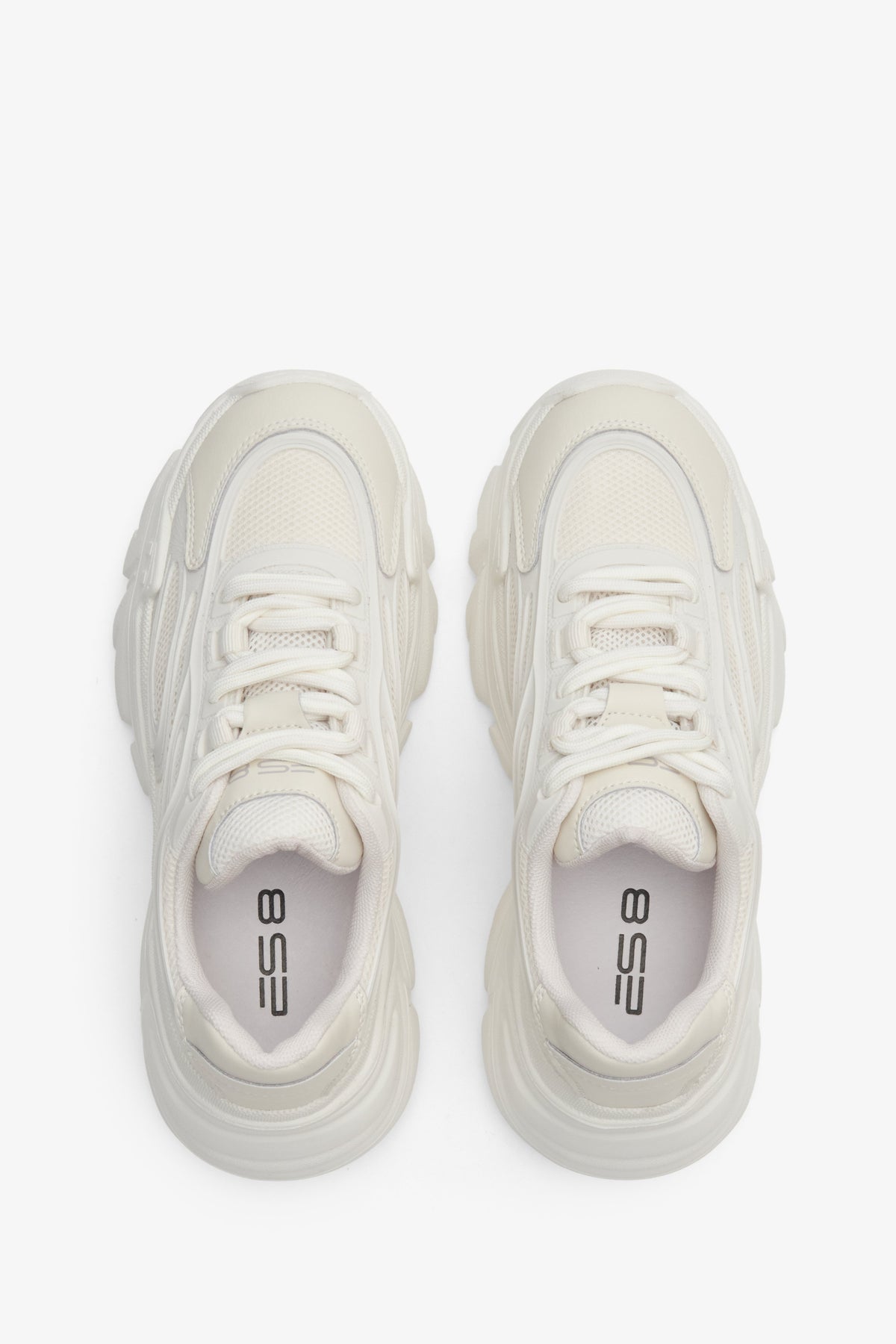 Sznurowane sneakersy damskie ES 8 w kolorze jasnobeżowym - prezentacja modelu z góry.