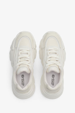 Sznurowane sneakersy damskie ES 8 w kolorze jasnobeżowym - prezentacja modelu z góry.
