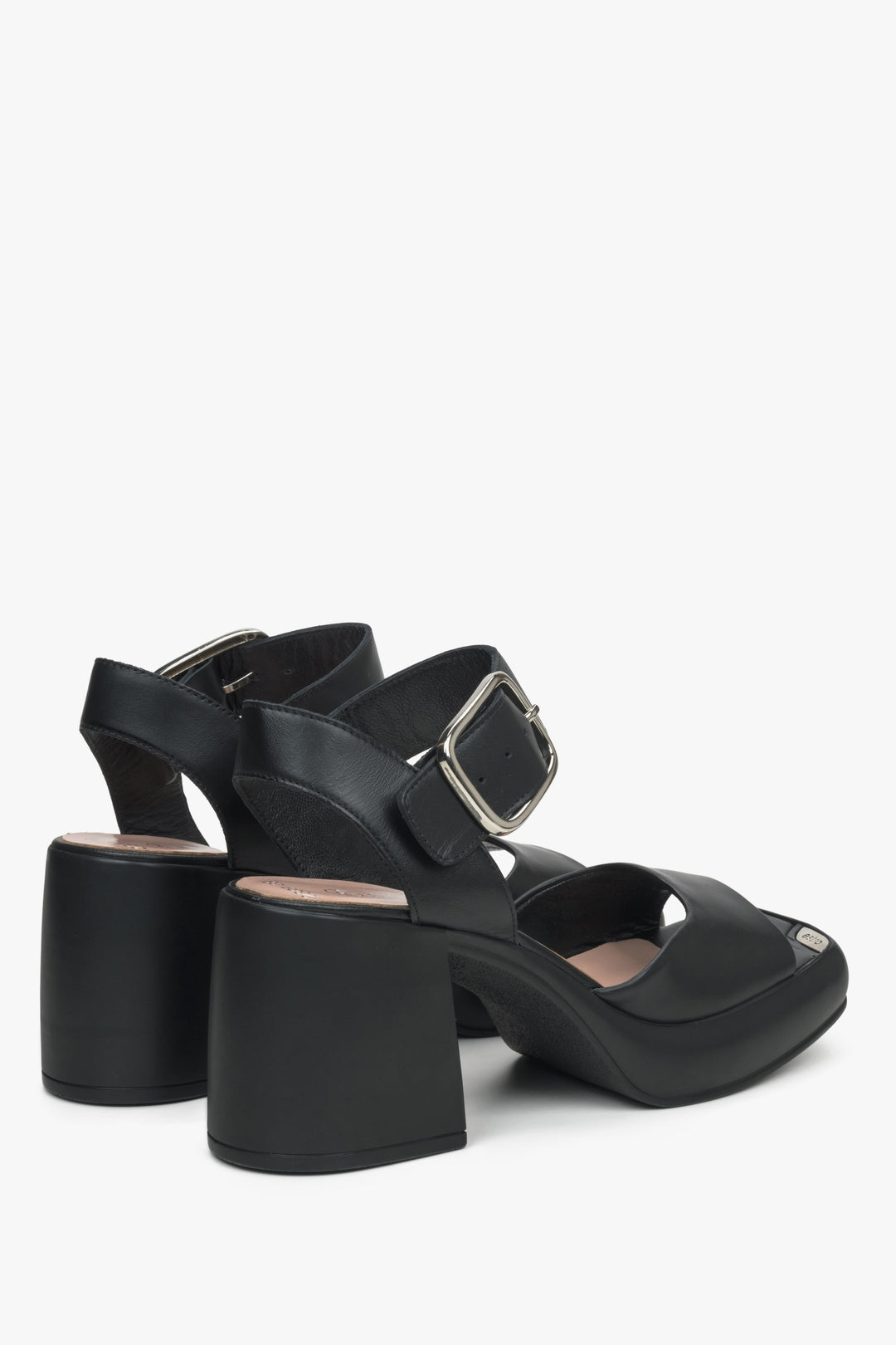 Skórzane czarne sandały damskie Estro - zbliżenie na obcas i linię boczną buta.