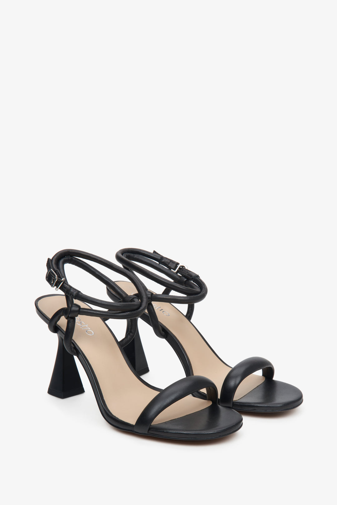 Czarne skórzane sandały damskie na szpilce Estro z cienkich pasków - zbliżenie na linię boczną i linię palców.