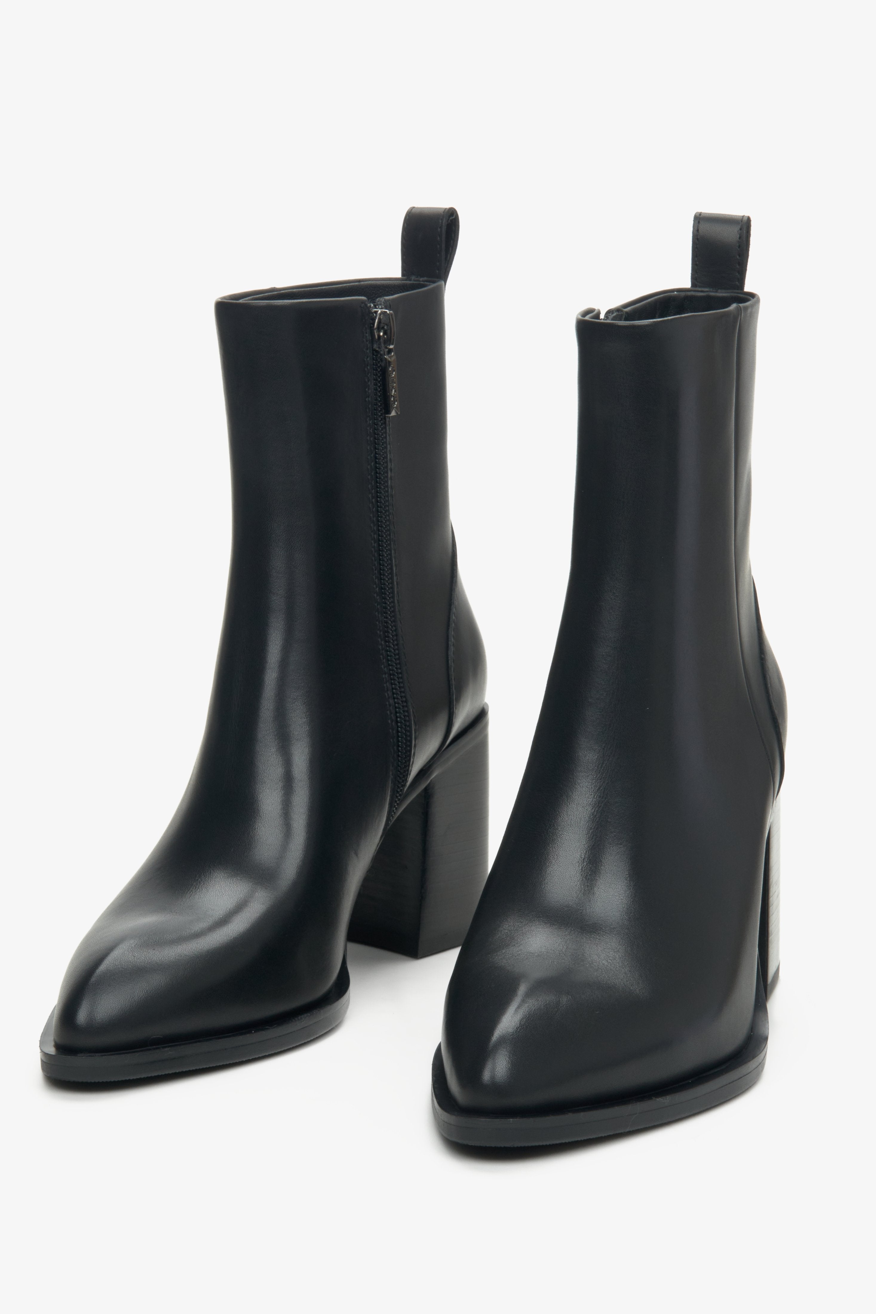 Czarne botki damskie ze skóry naturalnej w szpic marki Estro - przód butów.