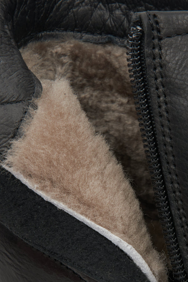 Skórzane zimowe botki męskie Estro w kolorze czarnym - zbliżenie na miękki wsad.
