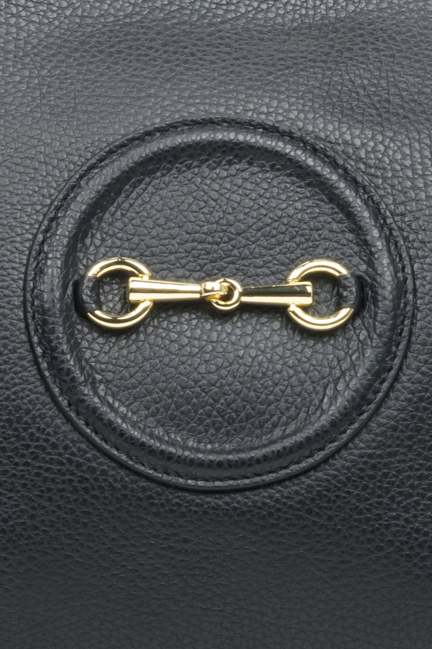 Pojemna, skórzana torebka damska w kolorze czarnym marki Estro ze złotymi okuciami - zbliżenie na detale.